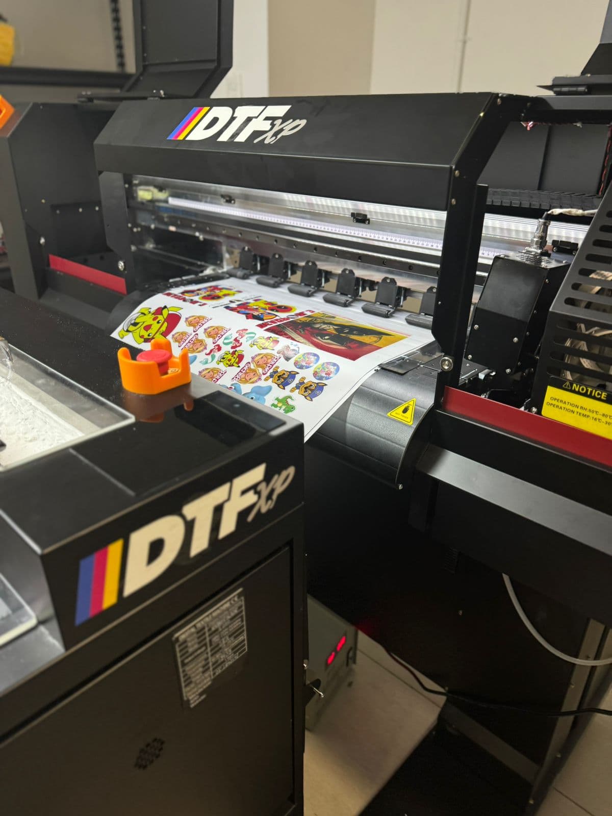 Impresora DTF de DTFxp imprimiendo stickers a todo color
